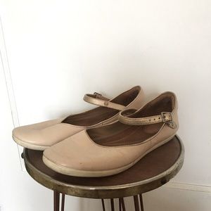 Clarks light pink ballet flats w/ strap- Size 8.5